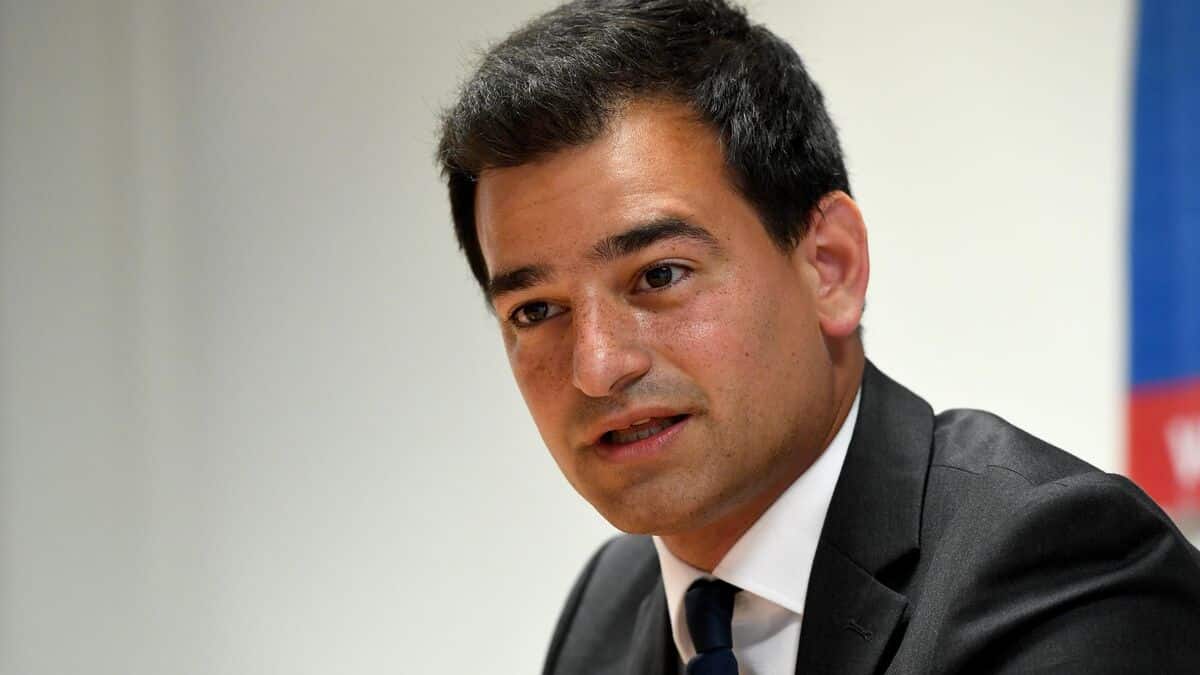 "Paris: Aurane Reihanian, Ex-Président des Jeunes Républicains, Vise par des Inscriptions Antisémites"